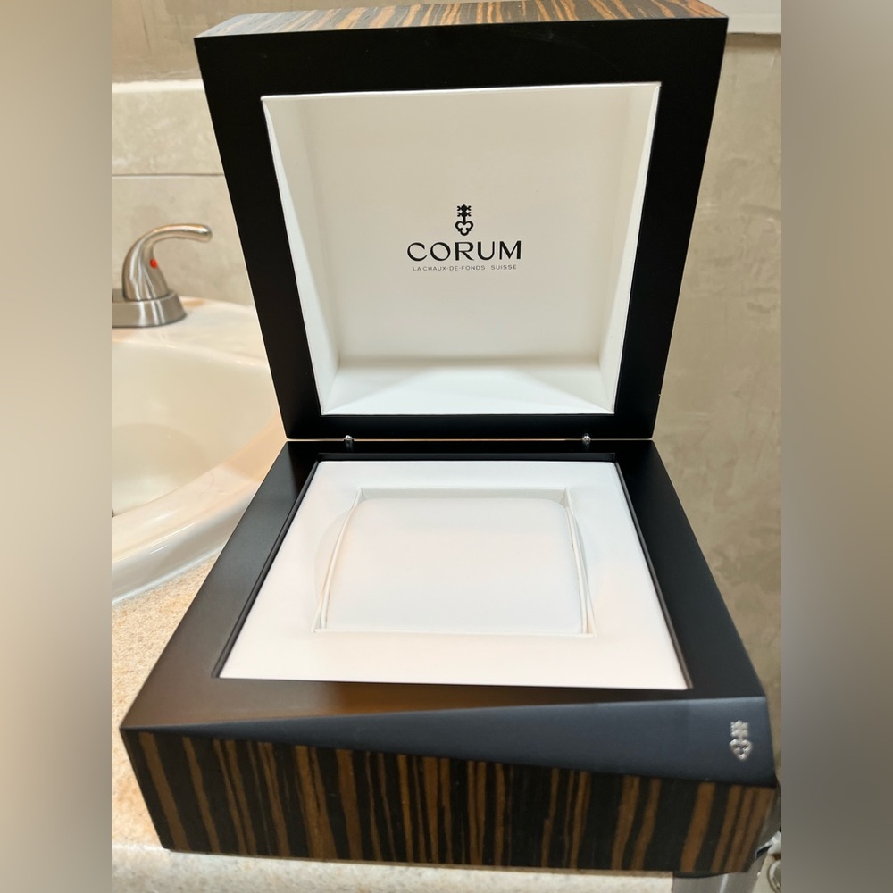 Corum Box